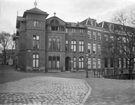 78045 Gezicht op de voorgevel van het Diakonessenhuis (Achter Twijnstraat 30-33) te Utrecht. Links gebouw Vronestein, ...